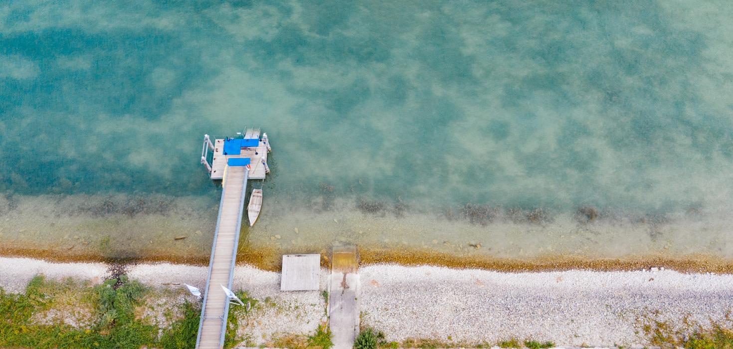 Steg vor der Bodensee-Therme von oben