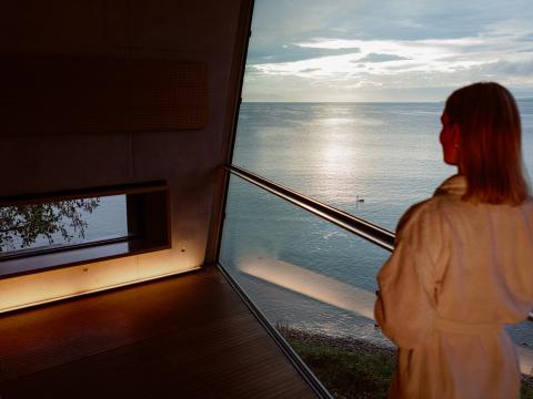 Frau am Fenster, Sicht auf den See, Seeoberfläche, Therme, Ruheraum